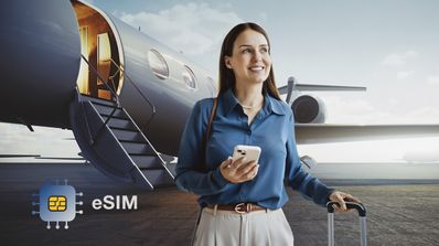 mujer bajando de un avión con un móvil en la mano