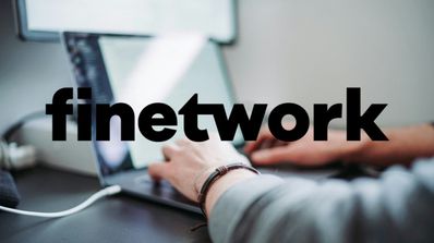 imagen de un ordenador con el logo de finetwork