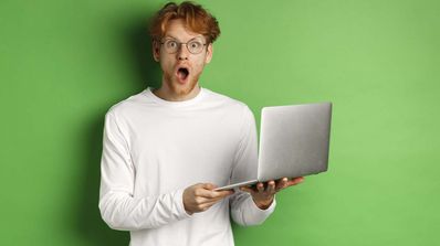 hombre con PC sorprendido