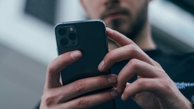 Un hombre mira su iPhone