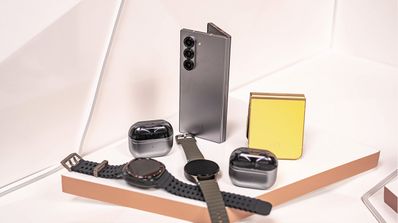 bodegon de moviles, relojes y auriculares Samsung Galaxy