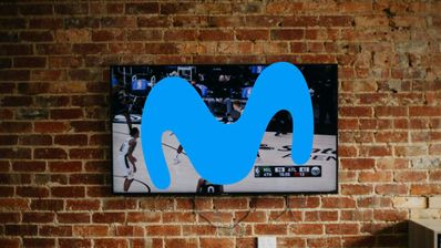 imagen de una smart tv con el logo de movistar