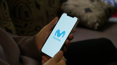 imagen de una persona con un movil de movistar
