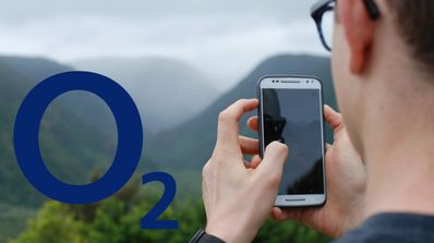 imagen de una persona con el logo de O2