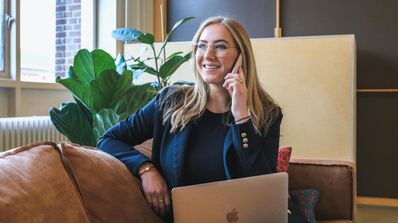 imagen de una persona hablando por telefono