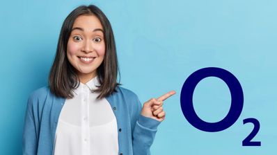 imagen de una persona con el logo de o2