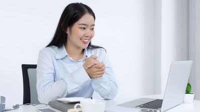 Una chica contenta por haber leído una noticia de Windows 11