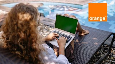 Una chica con el portátil en la piscina y el logo de Orange