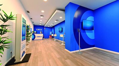 Interior de una tienda oficial de la operadora Digi