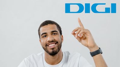 Un hombre apuntando con el dedo hacia el logo de Digi