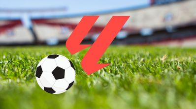 Logo de LaLiga en un campo de fútbol