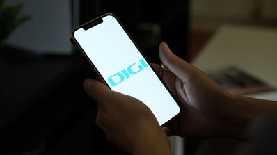 Un teléfono móvil con el logo de Digi en la pantalla