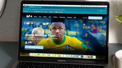 Foto de Movistar Plus+ en un ordenador portátil con fútbol en portada