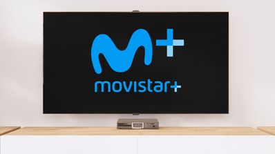 Una Smart TV con el logo de Movistar+ en la pantalla