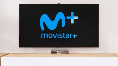 Una Smart TV con el logo de Movistar Plus+ en el centro de la pantalla