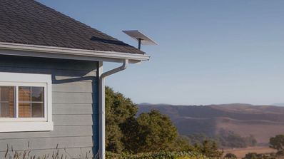 Un kit de Starlink instalado en el tejado de una casa