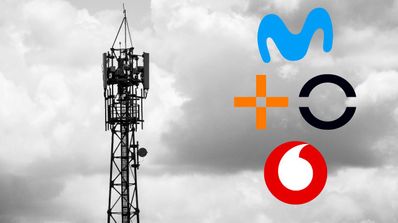 Torre de comunicaciones con los logos de las operadoras