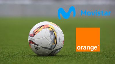 imagen de un balón de fútbol con orange y movistar