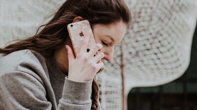 Una mujer habla por teléfono