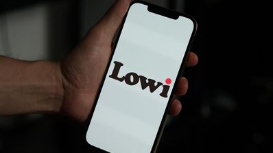 Un teléfono móvil con el logo de Lowi