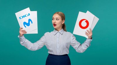 mujer con papeles logos operadores