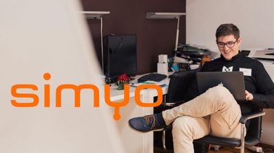 imagen de una persona con un ordenador y simyo