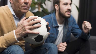 dos hombres viendo fútbol