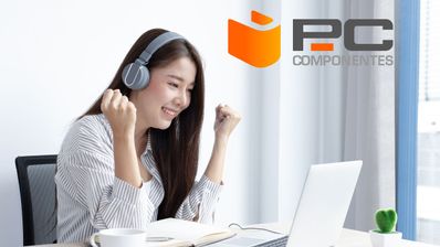 Una chica feliz comprando online en PcComponentes