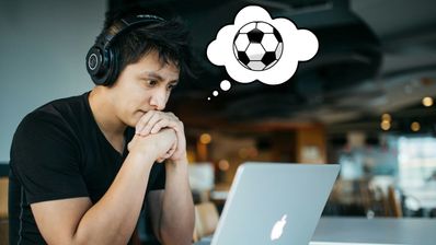 Un chico pensando en fútbol delante del ordenador