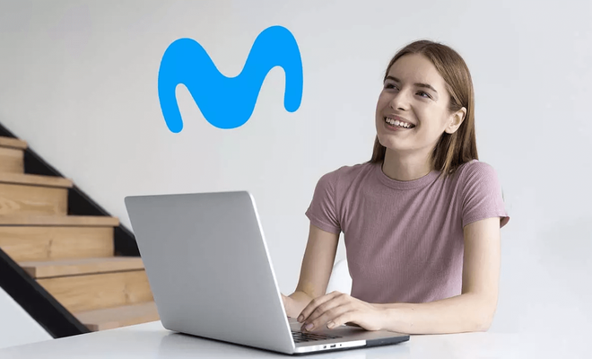 Estudiante usando fibra Movistar