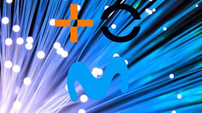Un fondo de conexión de fibra con los logos de MasOrange y Movistar