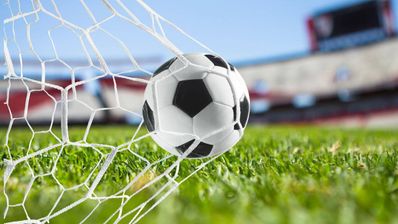 Una pelota de fútbol entrando en la portería