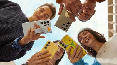 Un grupo de usuarios con el Samsung Galaxy S24 Ultra