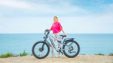 Una chica usando la Shengmilo S600 durante las vacaciones
