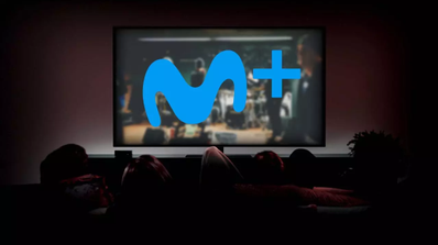 Viendo la tele en una Smart TV con el logo de Movistar Plus+