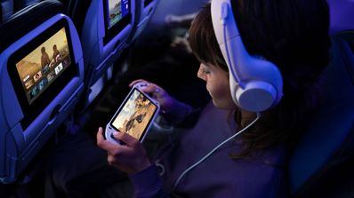 Una viajera de la aerolínea United jugando