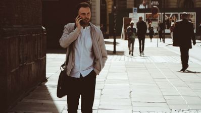 Viajero hablando por la calle usando roaming