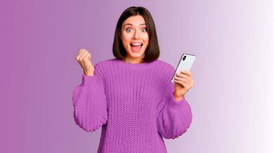 mujer contenta con el móvil
