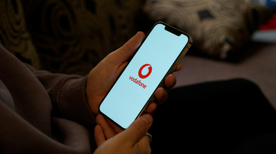 Un smartphone con el logotipo del operador Vodafone