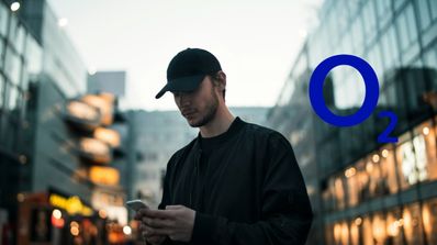 imagen de una persona con un movil de o2