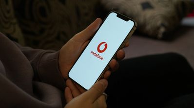 Sujetando un móvil mientras carga la app de Vodafone
