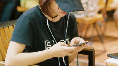 Una chica utiliza su smartphone