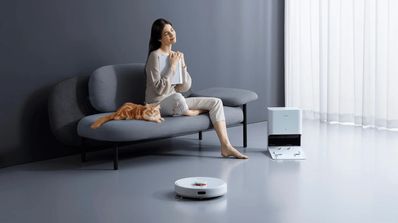 Una chica disfrutando del Xiaomi Robot Vacuum X10