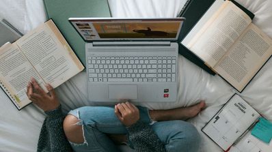 Una chica estudiando en un ordenador con Windows