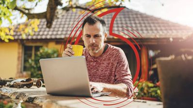 Un hombre trabaja con el ordenador conectado por Vodafone