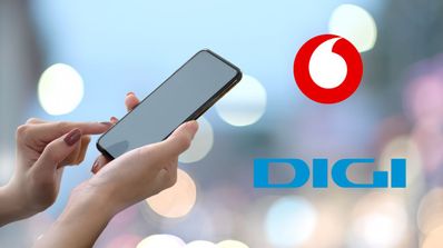 Una mujer usando el móvil y los logos de Vodafone y Digi