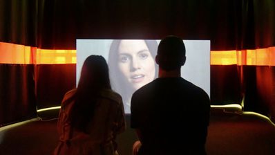 Una pareja viendo una película de terror en la televisión