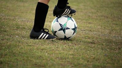 Un jugador de fútbol pisando un balón