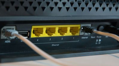 Un router con los puertos y cables de conexión visibles