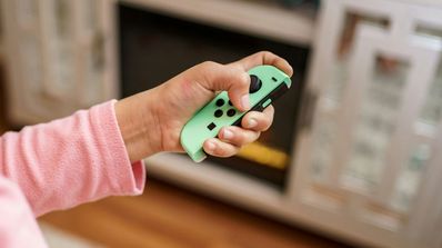 Sujetando uno de los mandos de la consola Nintendo Switch